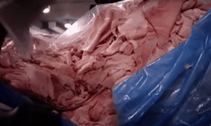 Clip  tái hiện quy trình sản xuất phụ gia có trong thạch, bánh kẹo cho trẻ em khiến người xem rùng mình