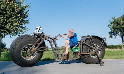 Choáng với chiếc xe đạp nặng gần 1 tấn