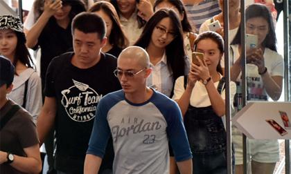 Fan rần rần ở sân bay tận mắt chứng kiến đầu trọc lóc của Hoắc Kiến Hoa