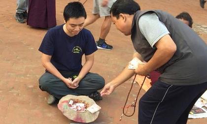 Chàng trai Việt đóng giả ăn xin ở Nepal và cái kết bất ngờ