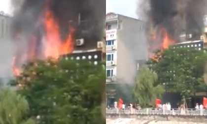 Quán karaoke bốc cháy dữ dội, khói đen ngút trời ở Hà Nội