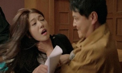 Thương con dâu nằm viện cả tháng chồng vẫn đi gái không thèm tới thăm, bố chồng ra tay đánh ghen hộ bá đạo