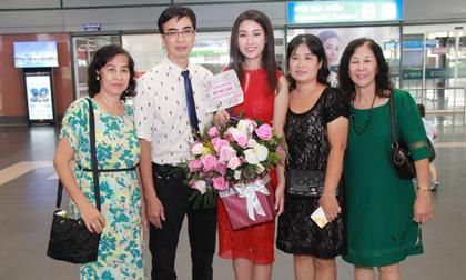 Đỗ Mỹ Linh được người thân chào đón nồng nhiệt ở sân bay khi về Hà Nội