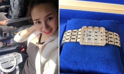 Sau nhẫn kim cương, Vy Oanh được chồng tặng đồng hồ cao cấp