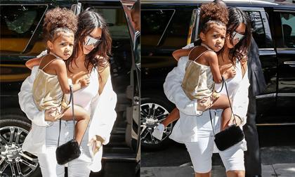 Con gái Kim Kardashian sành điệu xuống phố cùng mẹ