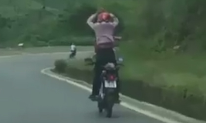 Rợn tóc gáy cảnh thanh niên buông hai tay lái khi đổ dốc, ôm cua