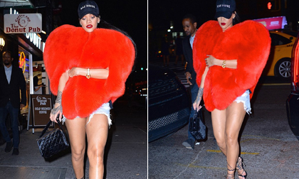 Rihanna lăng xê mốt 'trên đông dưới hè' với áo lông 320 triệu đồng
