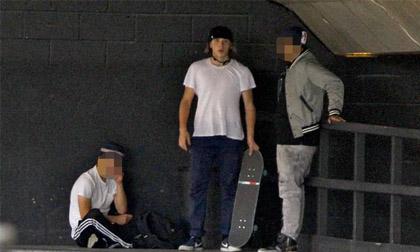 Quý tử nhà David Beckham bị nghi tập tành hút thuốc lá sau khi thất tình