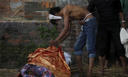 Vợ và mẹ bị tai nạn nhưng chồng cõng vợ đi cấp cứu trước, lúc quay lại mẹ đã tắt thở khiến ai cũng căm phẫn cho tới khi…