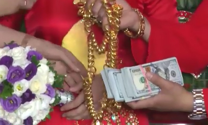 Bố mẹ tặng 300 lượng vàng và 50.000 USD làm của hồi môn trong đám cưới con gái