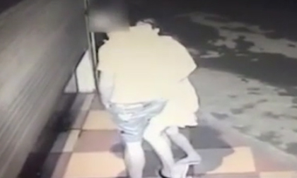 Giả vờ gần gũi rủ đi 'vui vẻ', cô gái móc trộm ví tiền của thanh niên ngoại quốc