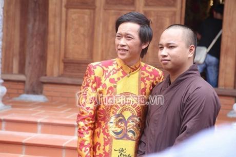 Hoài Linh bơ phờ đón khán giả kéo đến tấp nập mừng nhà thờ tổ