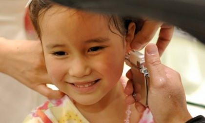 Mối nguy hiểm tiềm tàng khi bấm lỗ tai cho con gái mà mẹ chẳng bao giờ ngờ tới