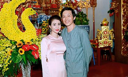 Á hậu Trần Thị Thanh Hải chúc mừng Hoài Linh khánh thành nhà thờ Tổ