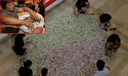 Đôi vợ chồng già mang tiền lẻ đi mua nhà gây choáng