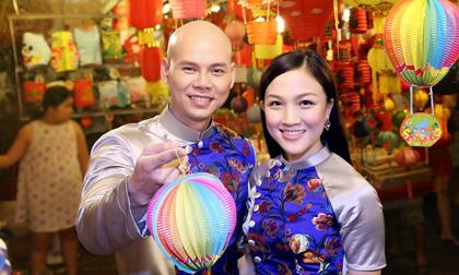 Gia đình Phan Đinh Tùng diện áo dài truyền thống đi đón Trung thu