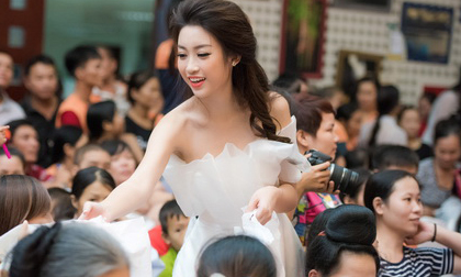 Đỗ Mỹ Linh cùng dàn người đẹp HHVN dự tiệc trung thu cùng trẻ nhỏ