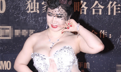 'Đệ nhất dao kéo' Trung Quốc bị 'ném đá' vì uốn éo khoe ngực quá lố trên thảm đỏ