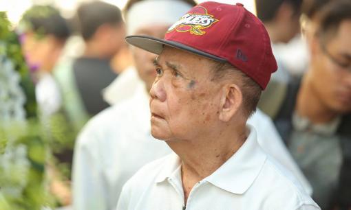 Vì sao bố Minh Thuận chậm trễ về Việt Nam với con trai