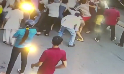 Ô tô 'điên' cuốn người ở Sài Gòn, hàng chục người hợp sức giải cứu