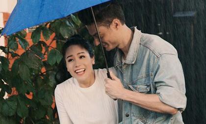 Ca sĩ Nhật Kim Anh tình tứ bên trai lạ