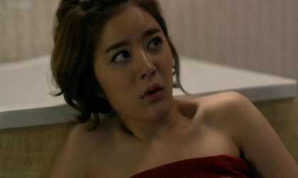 Thấy ô sin để lộ bầu ngực nóng bỏng sau lớp áo mỏng tang, ông chồng đang sốt 40 độ đứng phắt dậy làm chuyện không ngờ