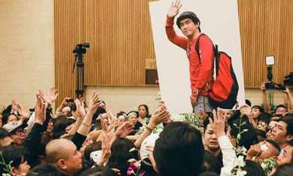 Người thân, bạn bè nghẹn ngào vẫy tay chào Minh Thuận lần cuối