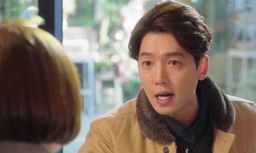 Đang say sưa diễn kịch, chồng nhảy xổ lôi vợ ra cánh gà tát lia lịa