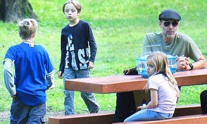 Các con ruột của Angelina Jolie - Brad Pitt ra sao trước vụ ly hôn của bố mẹ?