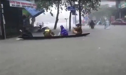 Người dân Huế bơi thuyền trên phố để về nhà