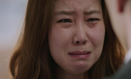 Bồ chồng trơ trẽn đến đòi con, mẹ chồng chẳng nói năng gì chỉ dúi vào tay cô ta một thứ chết khiếp