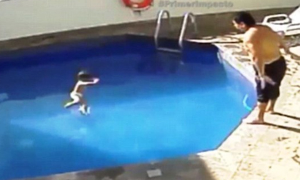 Phẫn nộ: Cha dượng ném con riêng 3 tuổi của vợ xuống bể bơi cho đến chết
