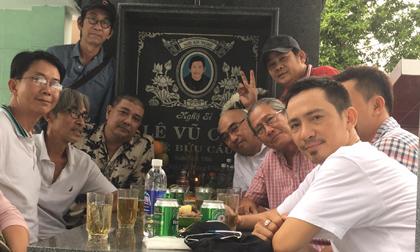 'Tài tử' Lê Tuấn Anh cùng bạn bè đi thăm mộ trong ngày giỗ nghệ sĩ Lê Vũ Cầu