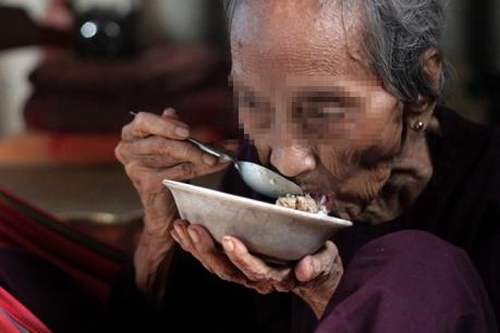 5 con không nuôi nổi mẹ già