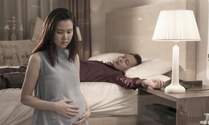 Tình cảnh trớ trêu và phán xét chết điếng của chồng về cái thai 'dư tháng'