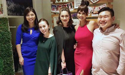 Hoa hậu Hoàn vũ Pia hưng phấn mừng sinh nhật 27 tuổi bên bạn bè