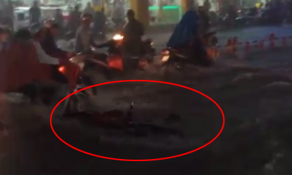 Nước mưa như lũ ở Sài Gòn, xe máy bị cuốn trôi giữa phố