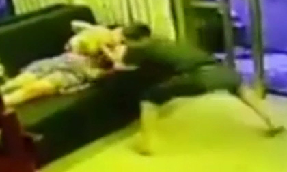 Cướp vào tận nhà giật iPhone trên tay người phụ nữ ở Sài Gòn