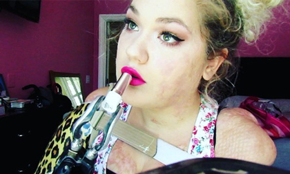 Thán phục cô gái bị cụt hai tay có tài makeup tuyệt đỉnh