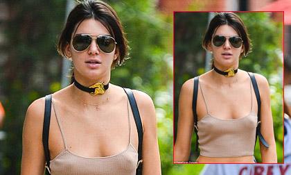 Kendall Jenner thả rông ngực giữa phố đông người