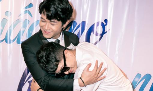 Chán gái đẹp, Harry Lu cười tít mắt khi được ôm trai đẹp Anh Tú