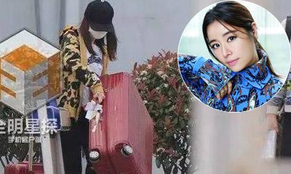 Lâm Tâm Như bụng bầu 5 tháng vẫn một mình bê vác hành lý nặng