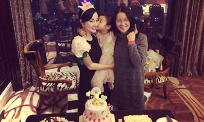 Lý Tiểu Lộ hạnh phúc đón tuổi mới bên con gái 