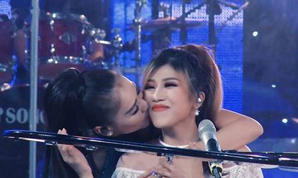 Thu Minh liên tục ôm hôn đàn em để ăn mừng bài hát mới nhanh chóng thành hit
