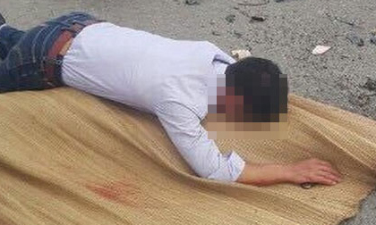 Đi nước ngoài 5 năm về thì nghe được câu nói: 'Vợ anh cuốn chiếu nằm kia kìa, mất 2 ngày rồi vẫn chưa có quan tài mà chôn'