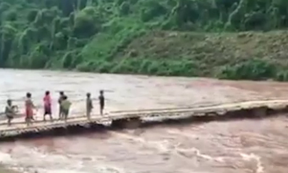 Sập cầu tre bắc qua sông, hàng chục em nhỏ suýt mất mạng