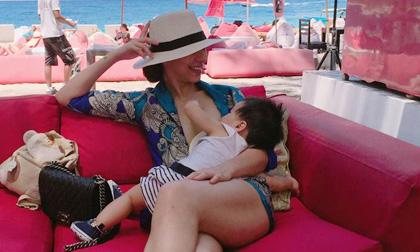 Hot girl Lee Balan khoe ảnh cho con bú