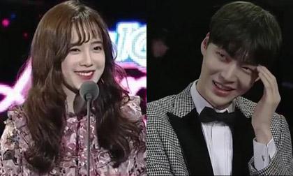 Ahn Jae Hyun công khai tỏ tình 'Nàng Cỏ' Goo Hye Sun ngay tại lễ trao giải