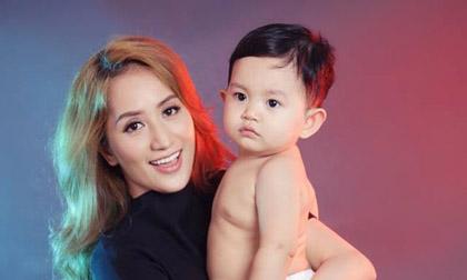 Khánh Thi rạng rỡ bên 'món quà quý giá nhất'