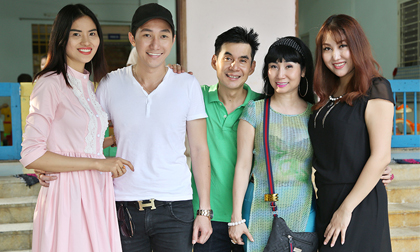 Á quân Nam Phong cùng Lê Thị Phương đến thăm các em nhỏ mồ côi